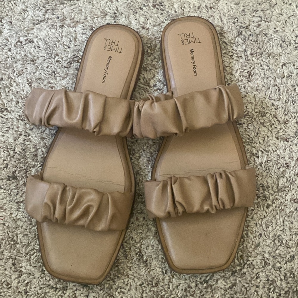 Time and Tru Women’s Ruched Strap Sandal with memory foam footbed size 9 - Picture 4 of 7